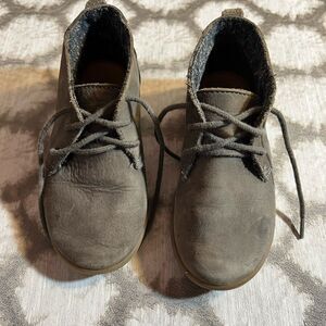 Gray Boots with Soft Suede Material and Simple Lacing